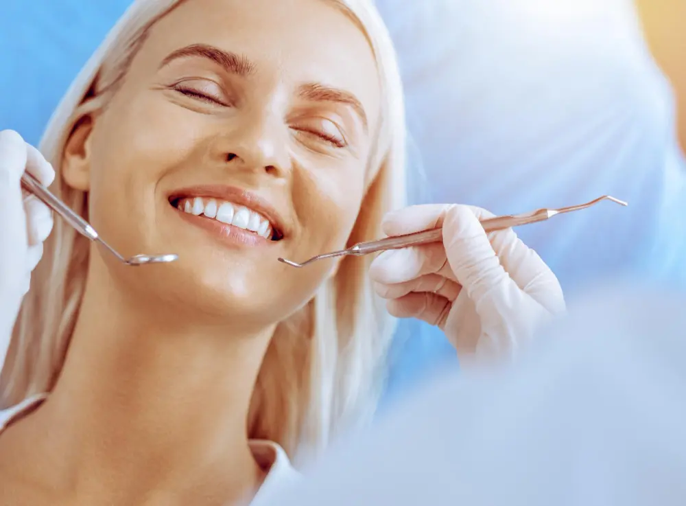 Isdentbul smiling-blonde-woman-examined-by-dentist-after-hollywood-smile-design-process
